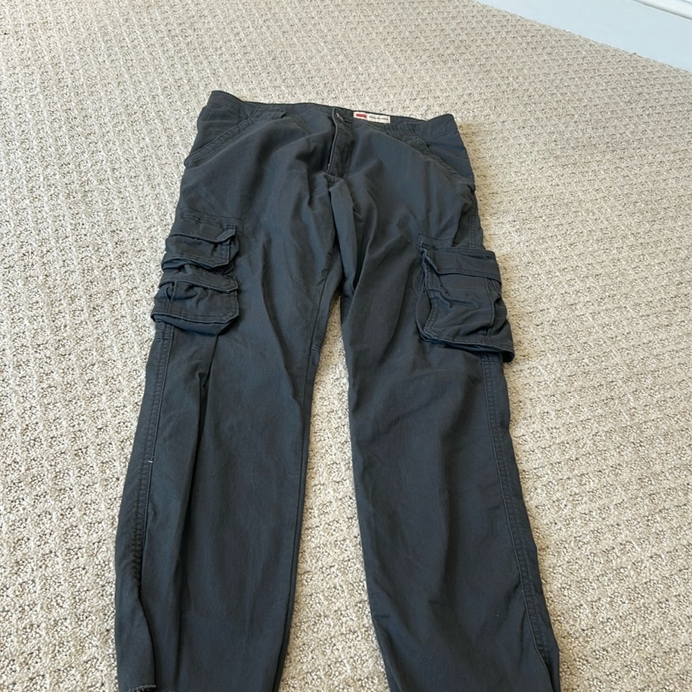 32x32 (men’s) gray wrangler cargos